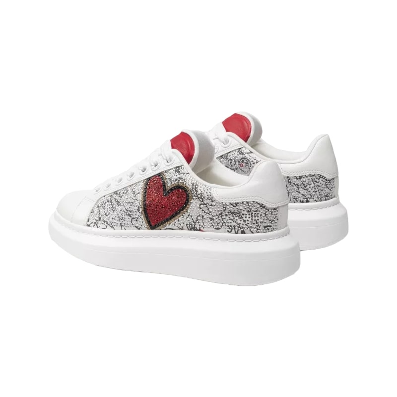 Wiosenne kolekcje, stylizacja, ubrania, moda, kolekcja dla niej, promenada, buty sportowe, eobuwie,